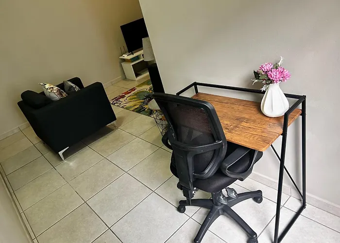 Neat And Cozy Apartment In Central Rosebank With Unlimited Wi-Fi And Backup Power