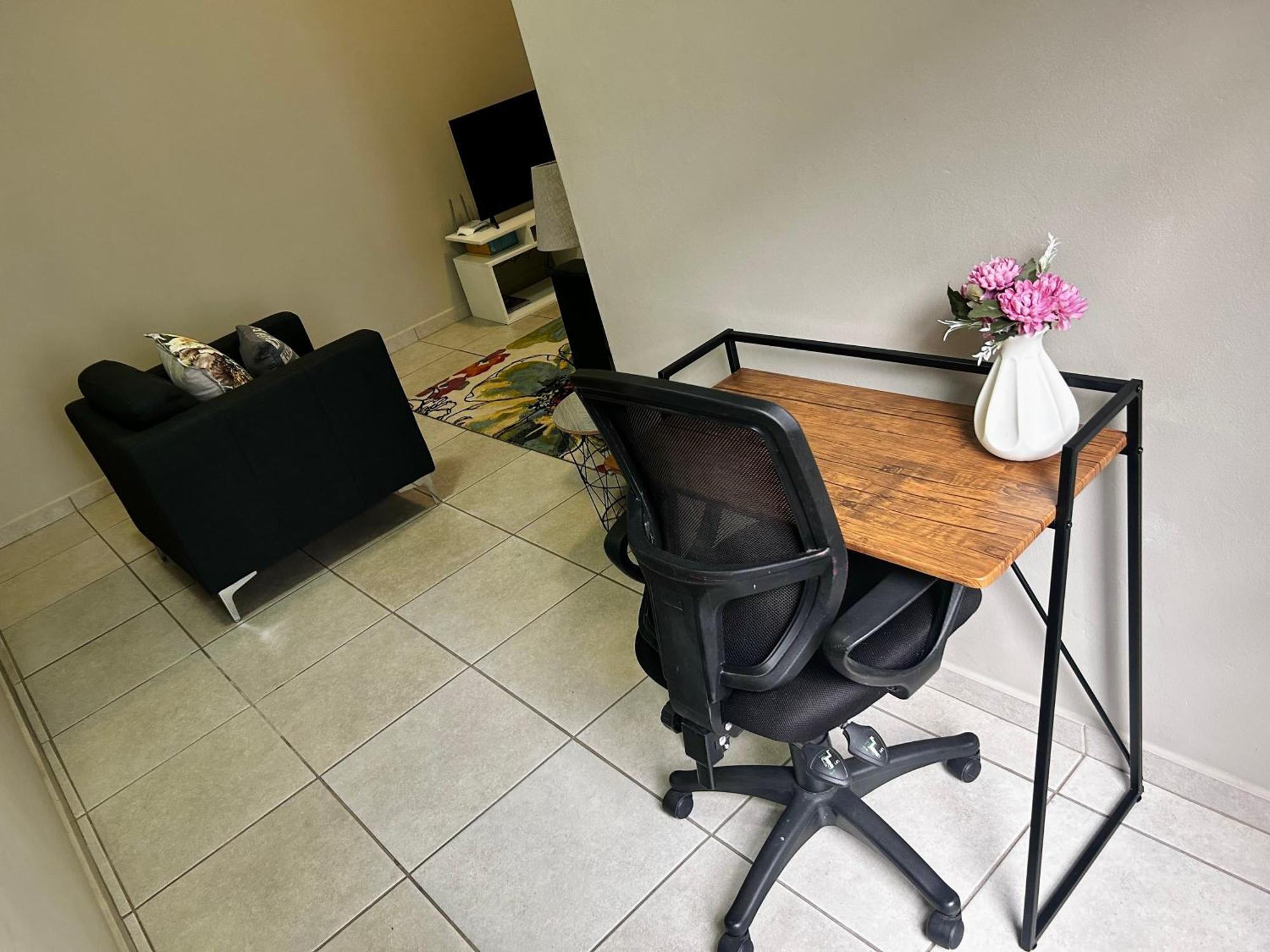 Apartment Neat And Cozy In Rosebank With Unlimited Wi-fi And Backup Power *