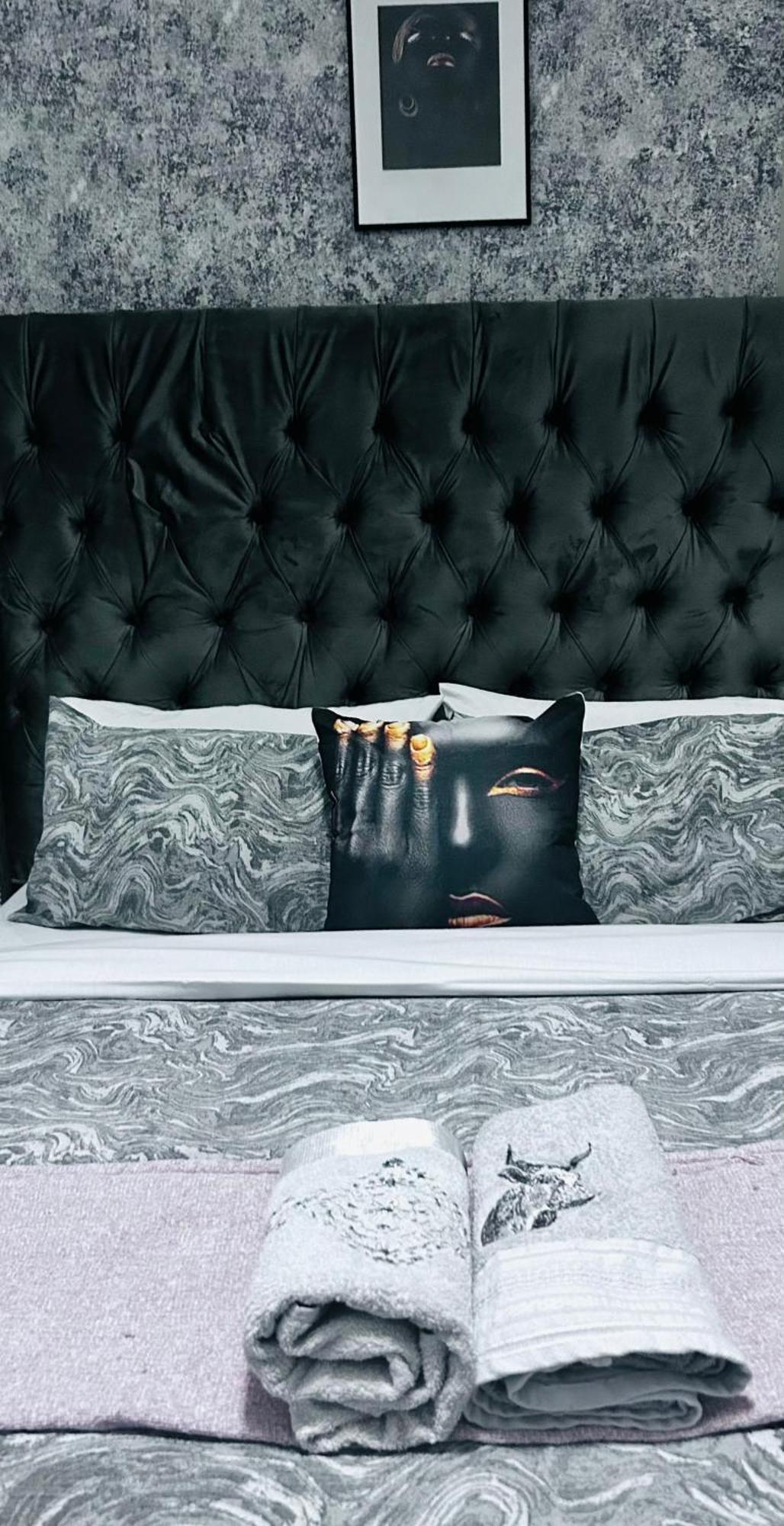 Neat And Cozy In Rosebank With Unlimited Wi-fi And Backup Power Apartment Johannesburg